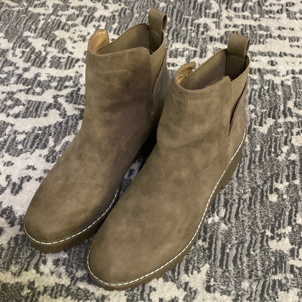 Super cute womens Dolce Vita booties size 9